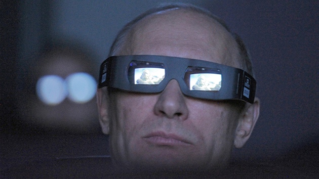 Vladimir Putin sleduje 3D pedstavení v moskevském planetáriu. 