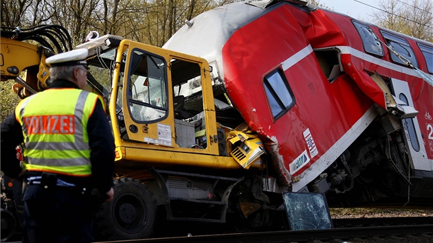 Srka vlaku s elezninm bagrem u nmeckho Offenbachu (13. dubna 2012)