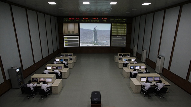 Severokorejští experi se chystají na start rakety Unha-3(13. dubna 2012)