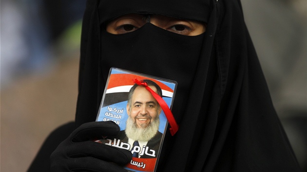 Egyptsk ena s letkem propagujcm prezidentskho kandidta konzervativnch islamist Ab Hazma Ismla (11. dubna)