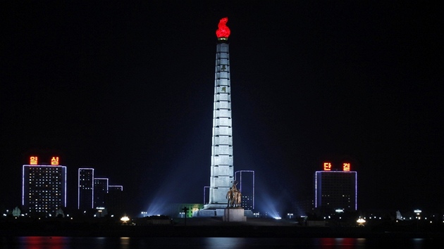 Pomník v Pchjongjangu oslavující severeokorejskou ideologii uche (15. dubna