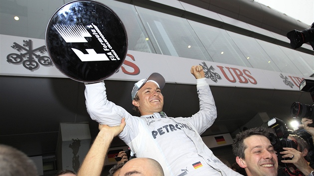 Nico Rosberg na ramenou len týmu Mercedes. Práv zajistil první triumf této...