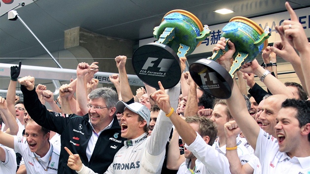 DÍVAL SE I TEN NAHOE. Nico Rosberg slaví zaslouený triumf pi Velké cen íny.