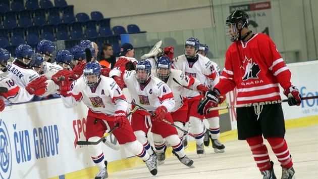 Čeští hokejisté do 18 let slaví branku v duelu proti Kanadě na domácím