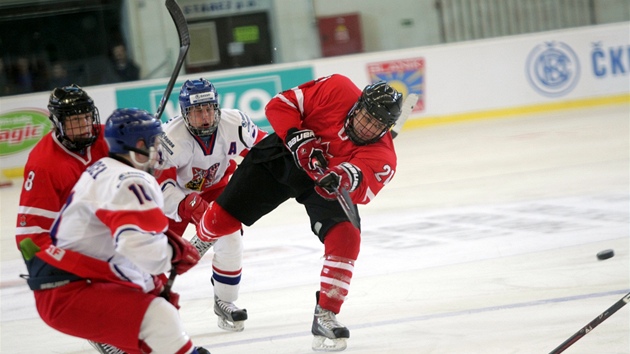 Momentka z duelu Česko - Kanada na mistrovství světa hokejistů do 18 let.