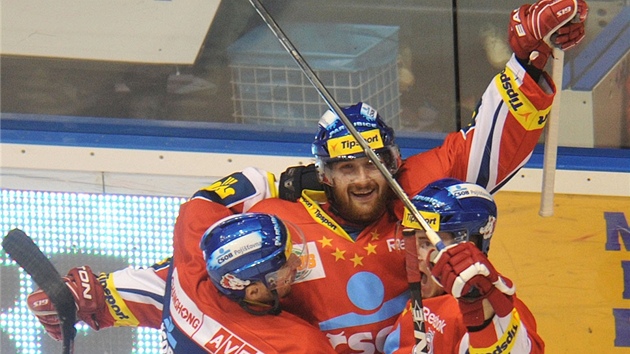 Pardubický Ji�í Cetkovský (uprost�ed) slaví se spoluhrá�i sv�j gól.