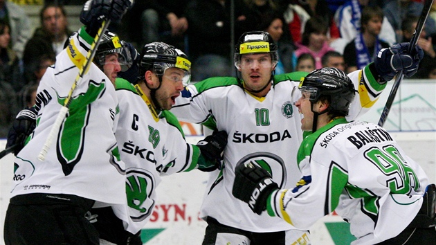 Hokejisté Mladé Boleslavi se radují z vyrovnání v barái proti Chomutovu.