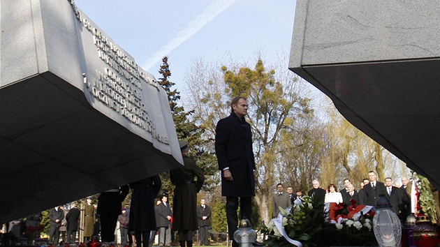 Polský ministrerský pedseda Donald Tusk vzdává poctu u památníku obtem