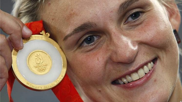 Barbora �potáková se zlatou olympijskou medailí.