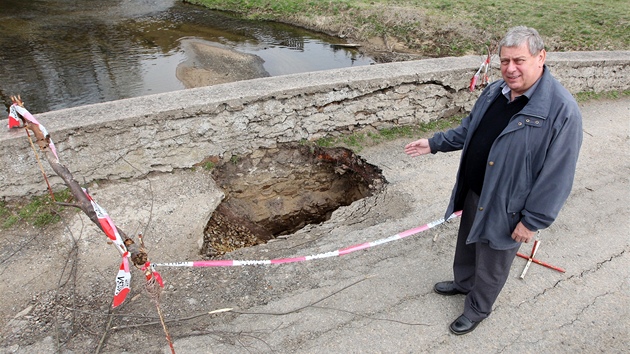 Historick most v Ronov nad Szavou v Pibyslavi zniil traktorista s tkm nkladem. Na snmku starosta Jan tefek.