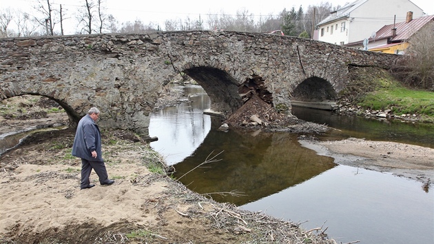 Historický most v Ronově nad Sázavou v Přibyslavi zničil traktorista s těžkým nákladem. Na snímku starosta Jan Štefáček.