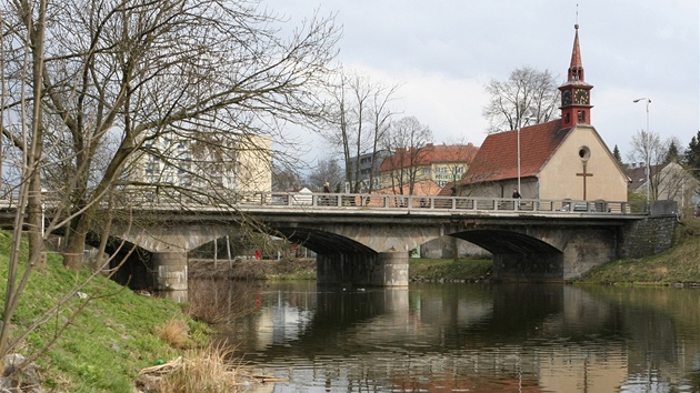 Havlkobrodsk most u kostela svat Kateiny v Doln ulici bude a do konce z kvli opravm uzaven (13. duben 2012).