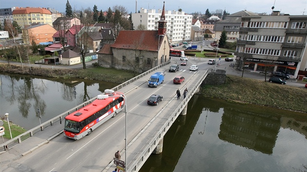 Havlkobrodsk most u kostela svat Kateiny v Doln ulici bude a do konce z kvli opravm uzaven (13. duben 2012).