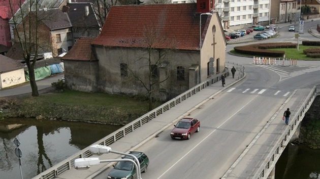 Havlkobrodsk most u kostela svat Kateiny v Doln ulici bude a do konce z kvli opravm uzaven (13. duben 2012).