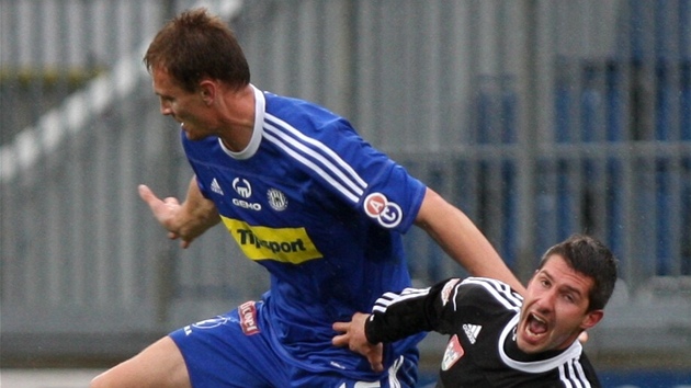 TVRDÝ BOJ. Olomoucký úto�ník Zden�k Klesnil a Tomá� Pilík z P�íbrami se rvou o