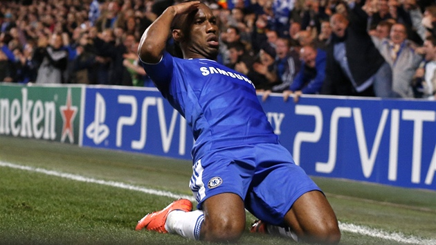 NAZDAR! Didier Drogba slav trefu, kterou tsn ped pestvkou poslal Chelsea do veden v souboji s Barcelonou. 