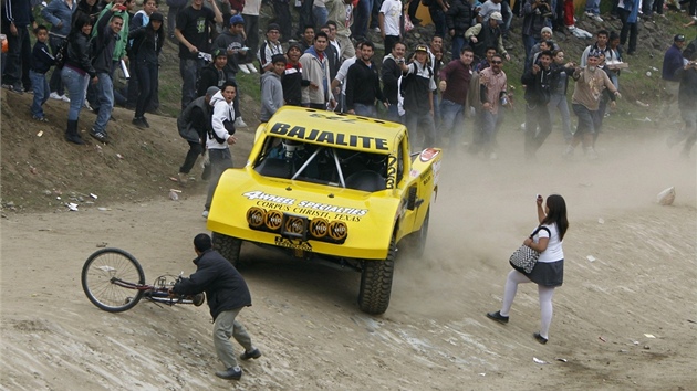 Baja 1000 přitahuje šílené jezdce, ale i šílené diváky.