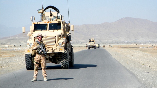 esk patrola pi jedn z bezpenostnch zastvek na pesunu do dol Dobandaj v Afghnistnu
