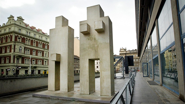 Sochy před budovou Národní galerie ve Veletržní ulici v Praze. V popředí je...