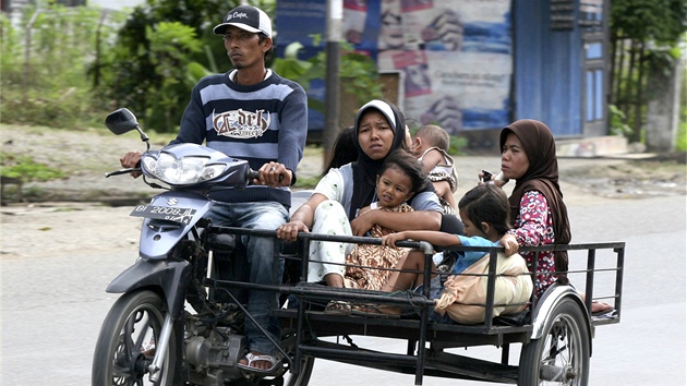 Indonsk mu evakuuje svoj rodinu z msta BAnda Aceh. (11. dubna 2012)