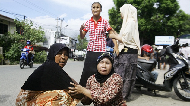 Vyden obyvatel indonskho msta Banda Aceh bhem zemtesen. (11. dubna 2012)
