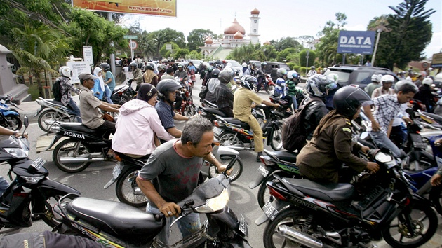 Vydení Indonésané hromadn opoutjí msto Banda Aceh (11. dubna 2012).