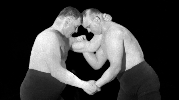 Československý zápasník Gustav Frištenský (vlevo) s bulharským zápasníkem Ferestanovem