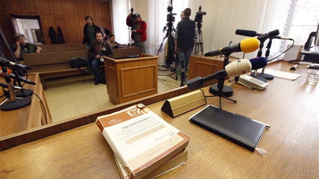 První noviná�i se p�ipravují v jednací síni Obvodního soudu, kde má pokra�ovat...