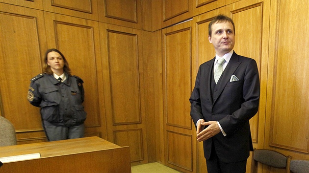 Vít Bárta v jednací síni před jednáním Obvodního soudu v Praze (13. dubna 2012)