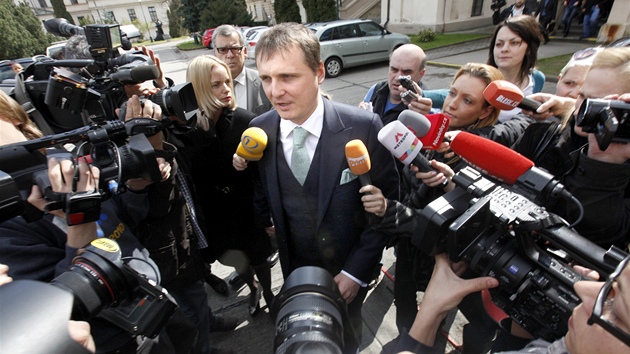 Vít Bárta opoustil jednací sí� oble�ený noviná�i (13. dubna 2012).