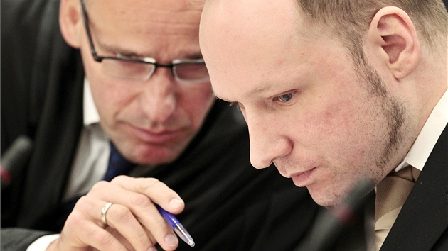 Anders Breivik se domlouv se svm obhjcem Geirem Lippestadem u norskho soudu v Oslu (16. dubna 2012)
