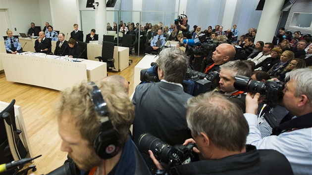 Novináři sledují sedícího Anderse Brevika u norského soudu v Oslu. (16. dubna 2012)
