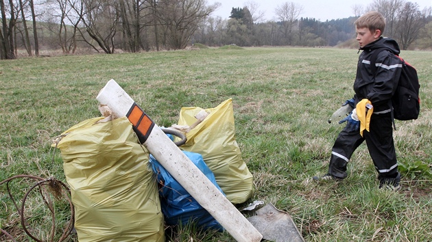 Dobrovolníci istili Sázavu (15. dubna 2012).