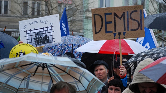 Na ostravsk demonstraci Holeovsk vzvy nechybla ani hesla vyzvajc vldu k demisi. (15. dubna 2012)