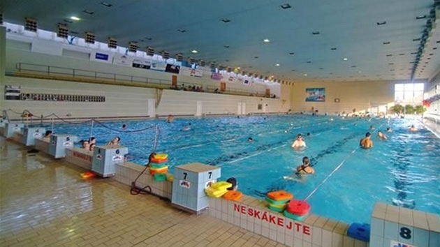 Bazén s plaveckými dráhami v areálu koupaliště Flošna.