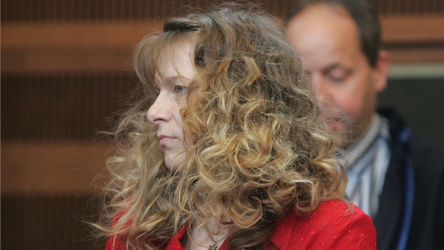 Romana Z. obžalovaná z vraždy čtyř dětí v Širokém Dole u Krajského soudu v Hradci Králové (19. dubna 2012)