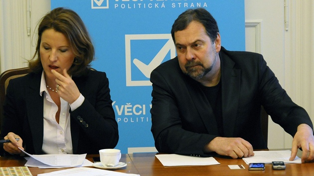 Radek John a Karolína Peake na jednání výkonné rady V�cí ve�ejných.