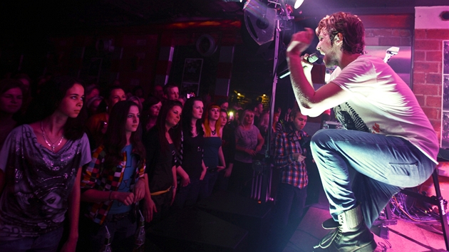 Kapela Nebe b�hem koncertu v haví�ovském klubu Stolárna, kde pok�tila debutové...