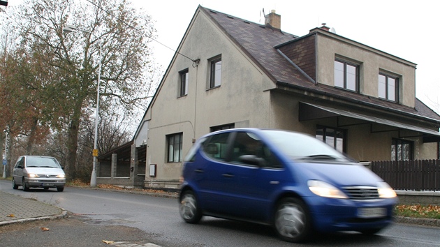 Domy v Pelclov� ulici vibrují kv�li rozpraskané silnici.
