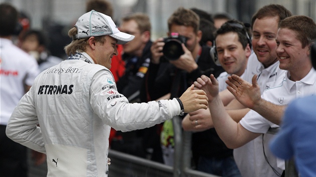 RADOST V MERCEDESU. Nico Rosberg se po vítzné kvalifikaci Velké ceny íny F1