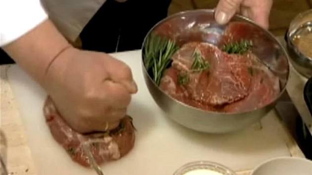 Steaky nejprve s citem naklepejte p�stí. 