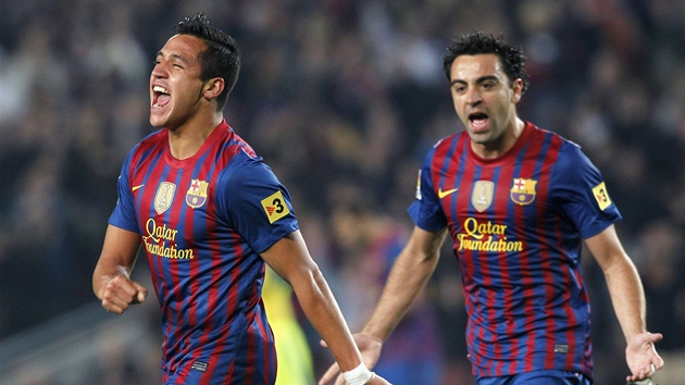 Alexis Sánchez z Barcelony (vlevo) práv vstelil gól do sít Getafe,