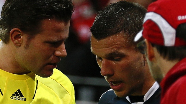 Lukas Podolski (uprosted) z Kolína nad Rýnem  v zápase v Mohui dostal do