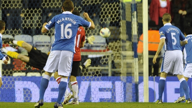 Shaun Maloney (vlevo) z Wiganu stl gl do st Manchesteru United.