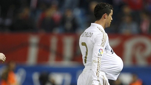 MÍ JE MJ Cristiano Ronaldo z Realu si po zápase na Atlétiku Madrid pod dresem