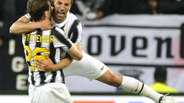 Alessandro Del Piero z Juventusu se se spoluhrá�em  Stephanem Lichtsteineren