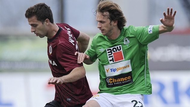 Sparanský záloník Josef Hubauer (vlevo) bojuje s jabloneckým Markem