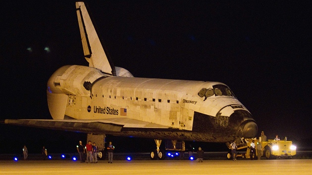 Nejstar americk raketopln Discovery, kter se naposledy vrtil z vesmru loni v beznu, v ter absolvuje posledn cestu. Speciln upraven Boeing 747 ho peprav z Kennedyho vesmrnho stediska na Florid do Nrodnho leteckho a vesmrnho muzea ve Washingtonu. Zatek akce. Discovery vyjd z hangru. 