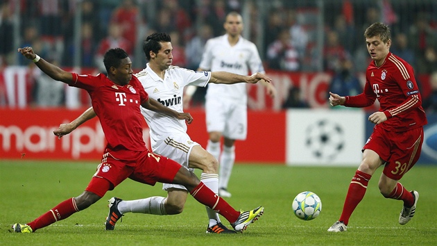 Alaba z Bayernu (vlevo) brání Arbelou z Realu Madrid