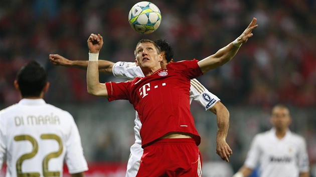 Domácí Schweinsteiger z Bayernu hlavikuje ped madridským Arbeloou.